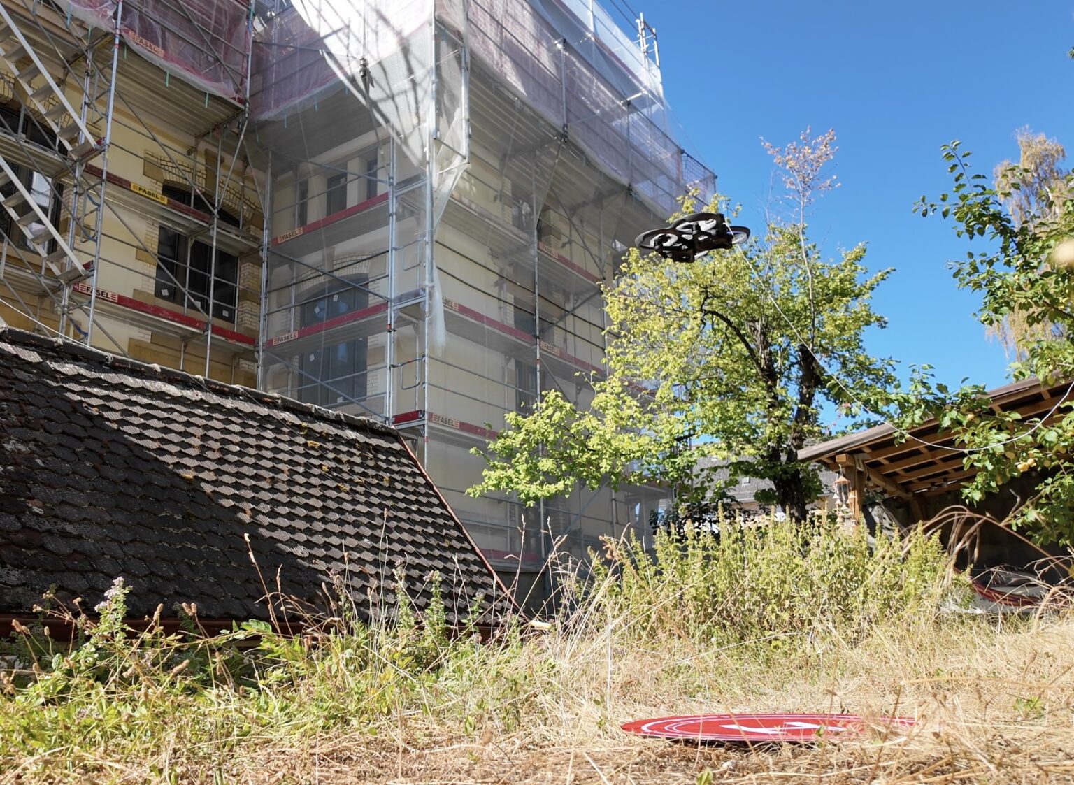 Drone à hélices protégées devant un échafaudage à Neuchâtel